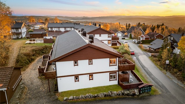 Selger opplyser om at det disponeres en bod og et lagringsloft i tilknytning til garasjeplassen.