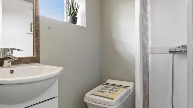 Rom benyttet som bad i kjelleren har dusjkabinett, servantskap og Cinderella forbrenningstoalett.