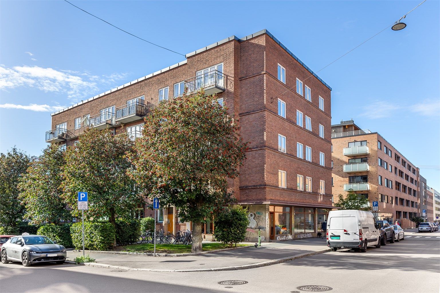 Klassisk og tradisjonsrik bygård fra 1934 med vakker teglsteinsfasade, på hjørnet av Dælenenggata og Langgata.
