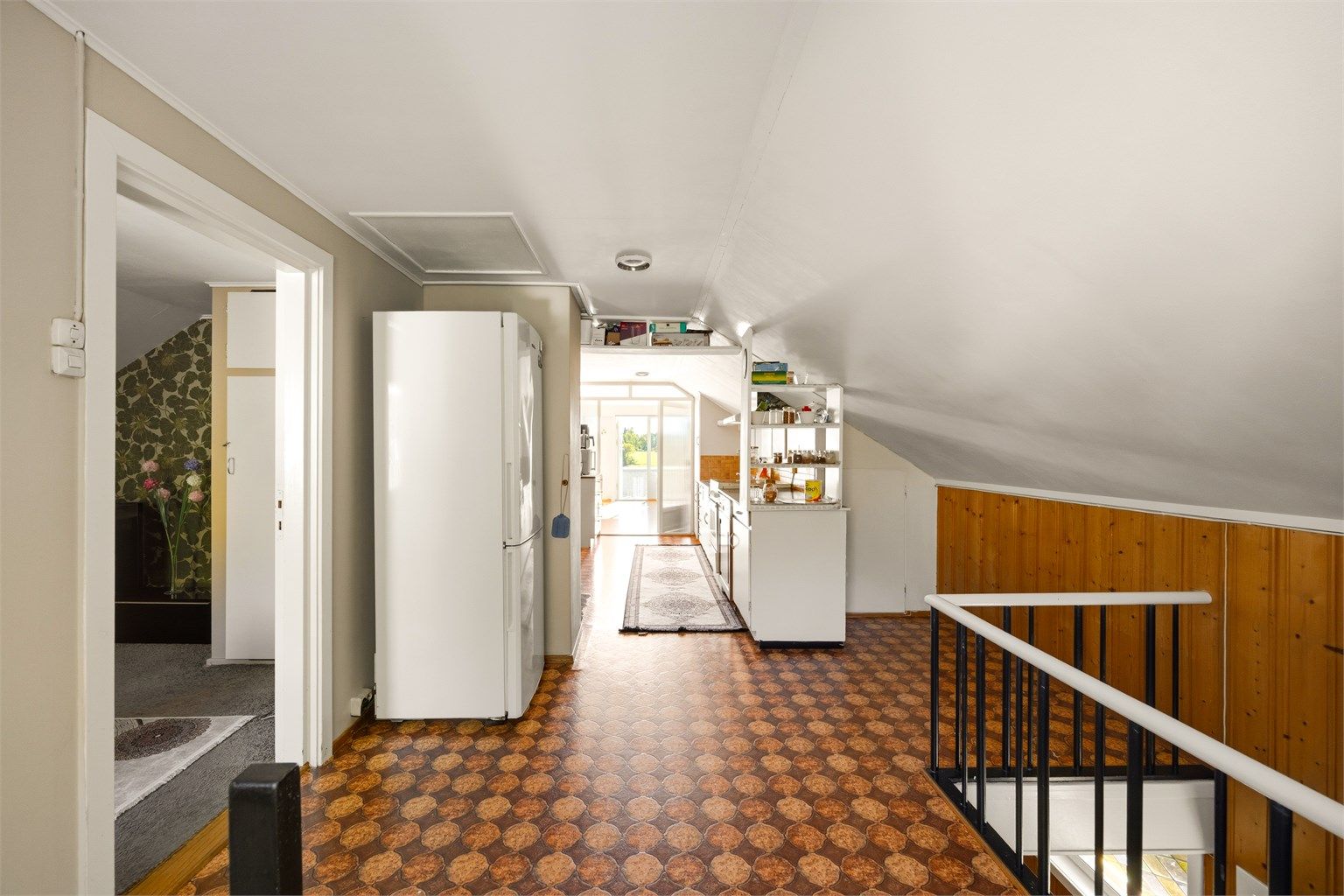 Trappegangen leder inn mot kjøkkenet og har takluke med adkomst til uinnredet kaldt loft.