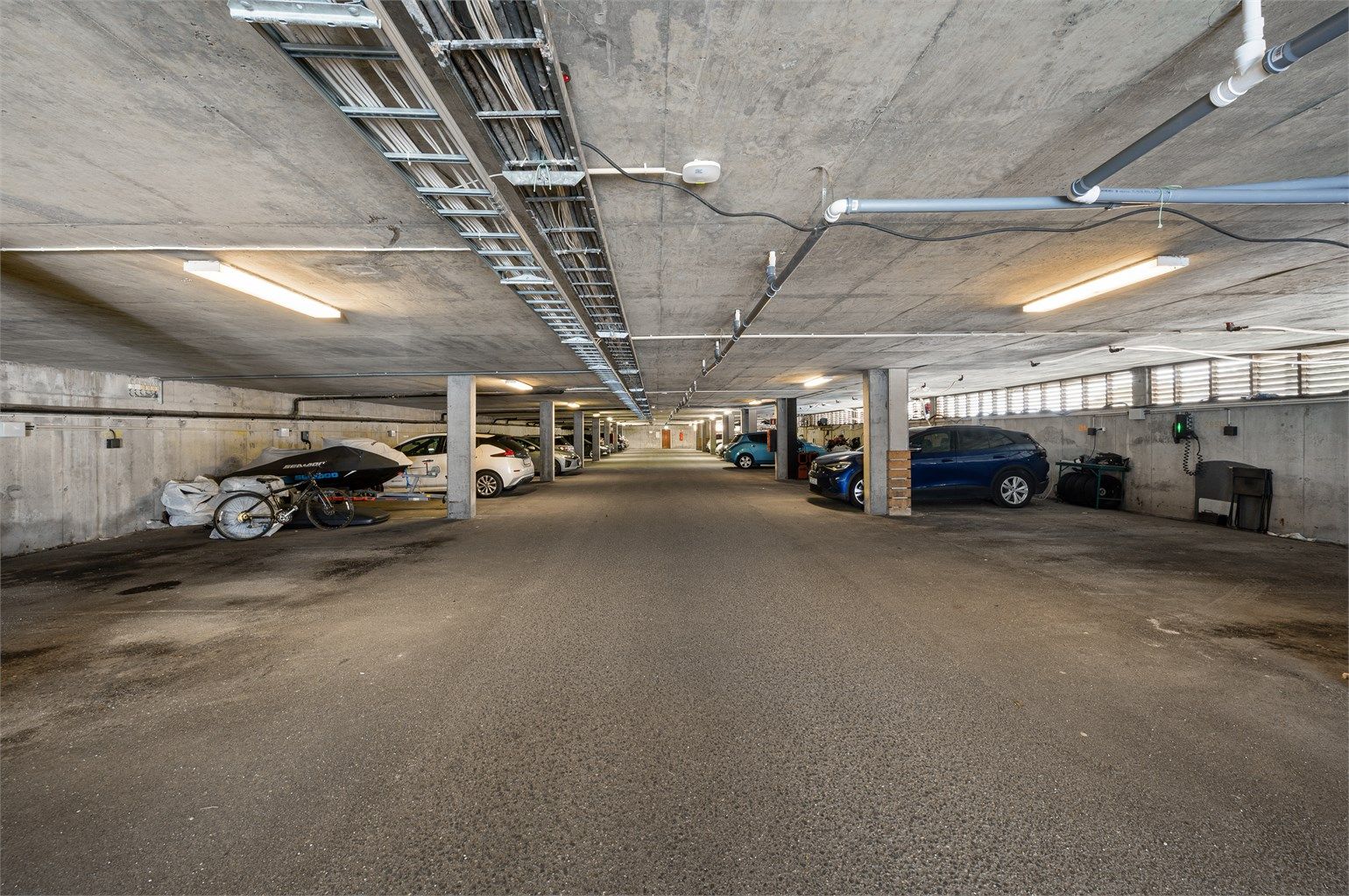 Leiligheten har fast parkeringsplass i garasjeanlegg, her er det mulighet for å installere el-bil lader. Det er også gode parkeringsmuligheter utendørs for gjester. 