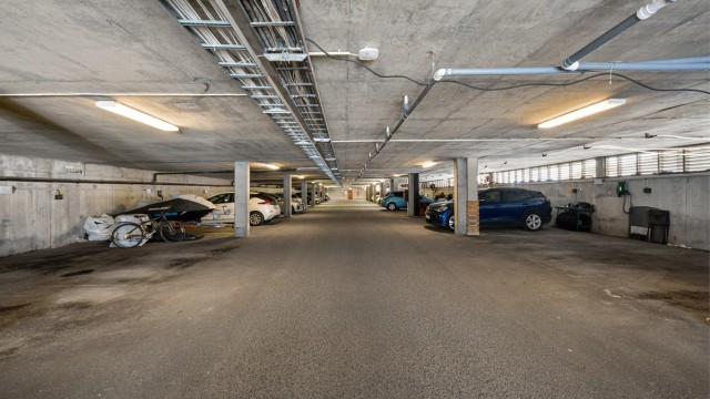 Leiligheten har fast parkeringsplass i garasjeanlegg, her er det mulighet for å installere el-bil lader. Det er også gode parkeringsmuligheter utendørs for gjester.
