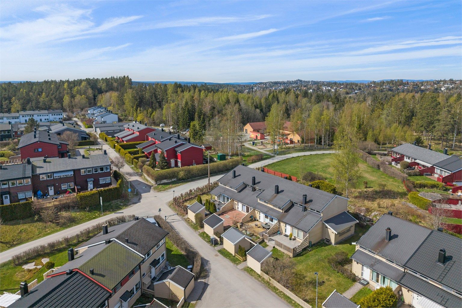 Fra området er det også kort vei til Vevelstadåsen barneskole med SFO og Haugjordet ungdomsskole.