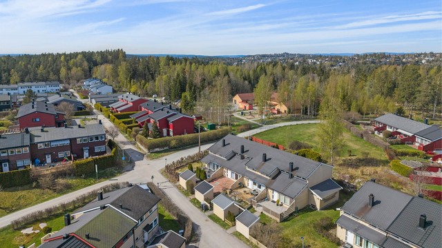 Fra området er det også kort vei til Vevelstadåsen barneskole med SFO og Haugjordet ungdomsskole.