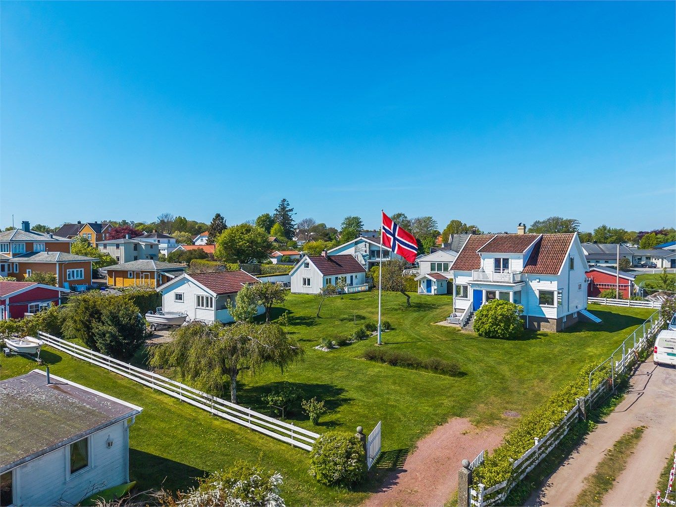 Hovedhuset er antatt oppført i ca. 1936 og tilbygget med toalettrom i 1952. Det ene anneks oppført i 1992 og det andre annekset er oppført i ca. år 1920 og bygget om i 2015/2016. Lekestuen er oppført i 1991