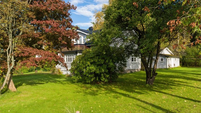 I hagen vokser både frukt- og prydtrær.