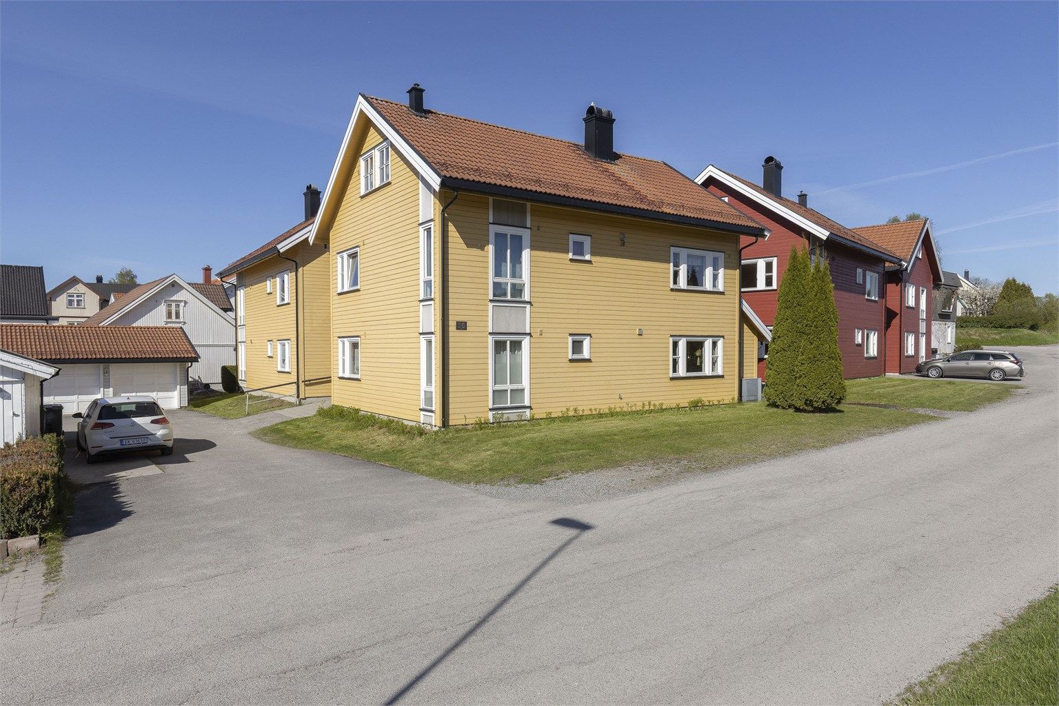 Bygningen er iht. tilstandsrapporten oppført med støpt gulv mot grunn. Yttervegger av trekonstruksjoner. Fasaden er kledd med liggende trekledning. Etasjeskillere av
trekonstruksjoner. Saltak i trekonstruksjoner. Yttertak er utvendig tekket med takstein.