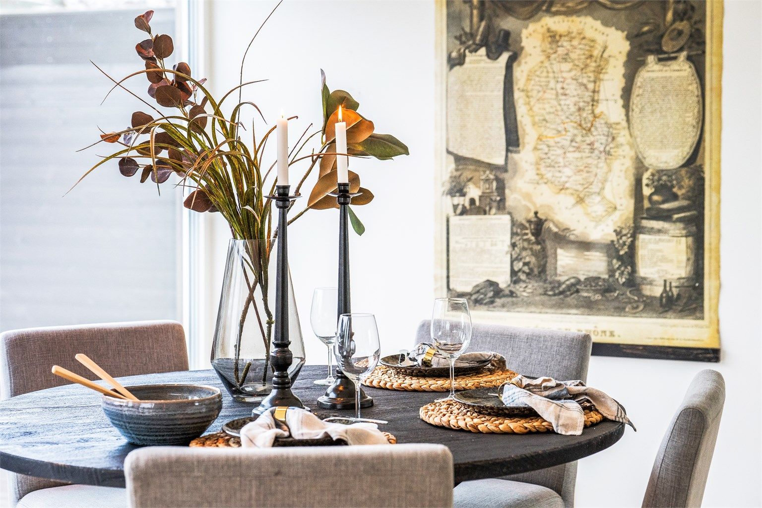 En gjennomtenkt og stilren material- og fargepalett går igjen i hele boligen.