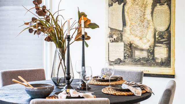 En gjennomtenkt og stilren material- og fargepalett går igjen i hele boligen.