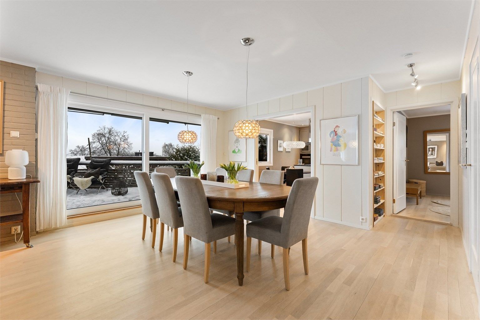 Fra spisestuen er det direkte utgang til terrassen via en nyere dør installert i 2012.