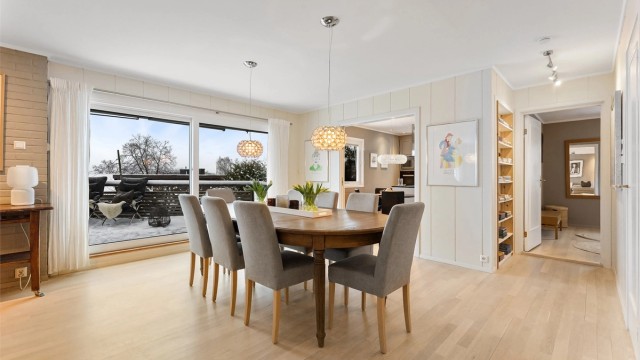 Fra spisestuen er det direkte utgang til terrassen via en nyere dør installert i 2012.