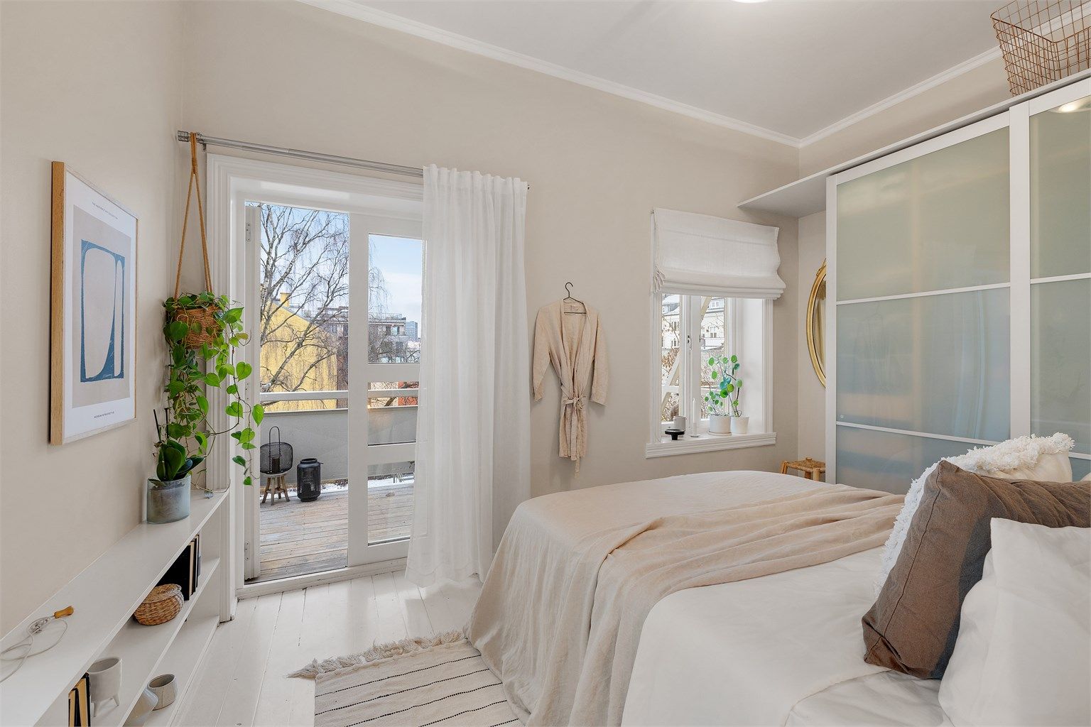 Leiligheten ligger flott til i byggets 3. etasje og byr på en god planløsning med solrik balkong, lys stue, god takhøyde og mye mer!