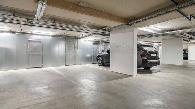 Det medfølger en parkeringsplass i felles garasjeanlegg i kjelleretasjen.