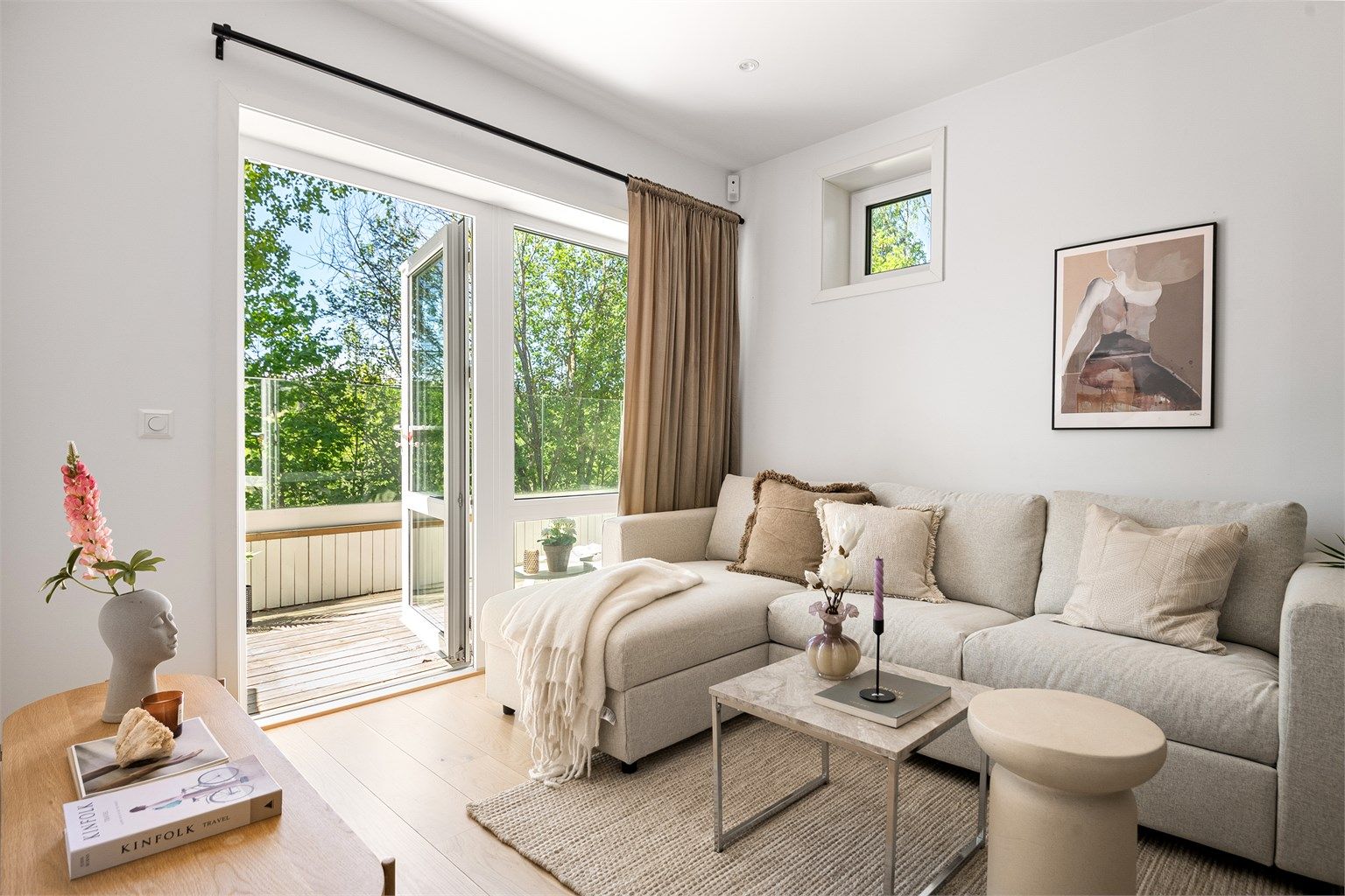 Utgang fra stuen til fin uteplass. 