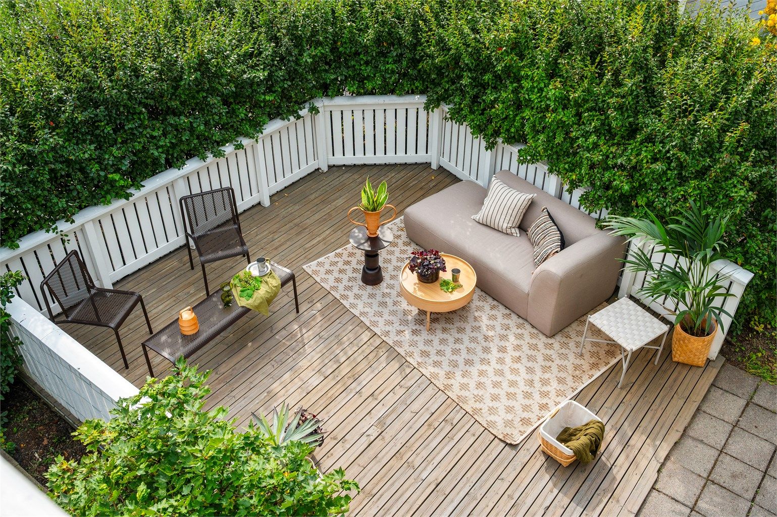 Boligen har enda et flott uteområde på bakkeplan, med god plass til sittegrupper, grill og beplantning.