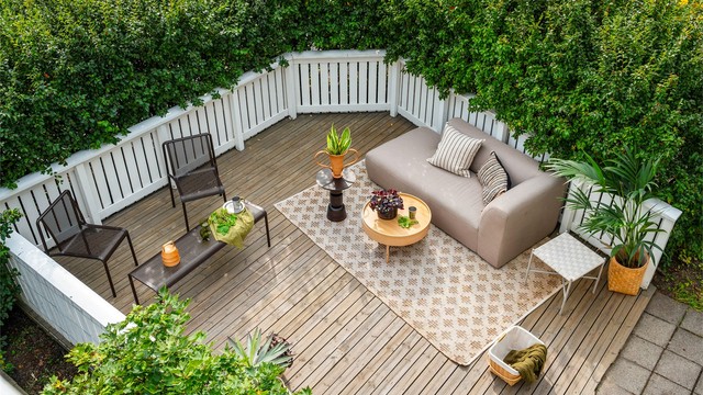 Boligen har enda et flott uteområde på bakkeplan, med god plass til sittegrupper, grill og beplantning.