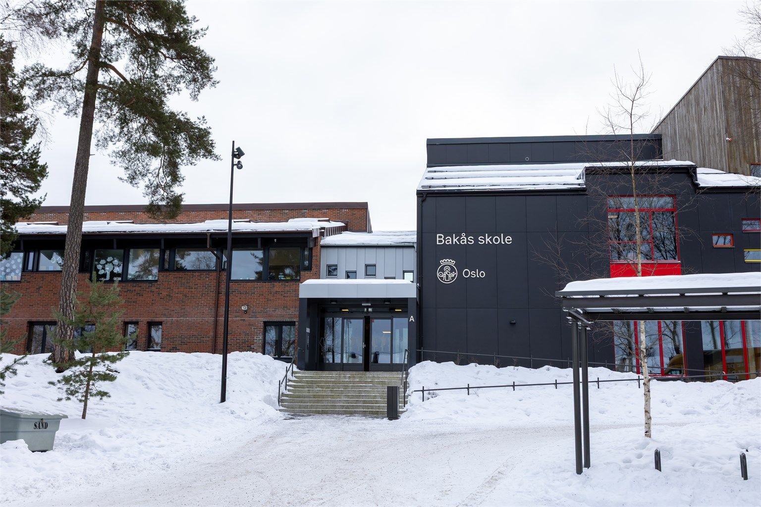 Eiendommen sogner til Bakås skole som nylig ble kåret til Oslos beste AKS. Det er flere barnehager innenfor gangavstand. 