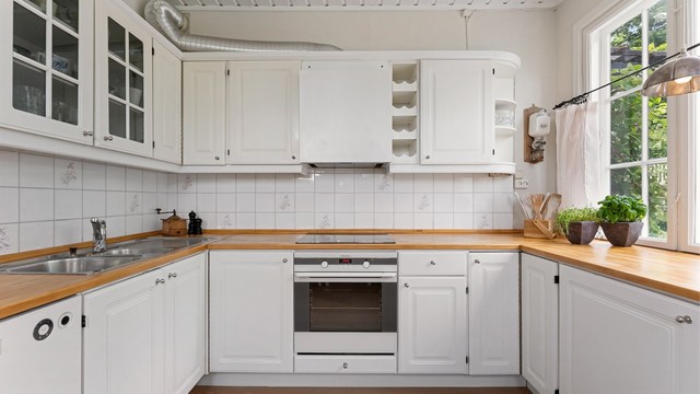 Godt med skap- og benkeplass, samt vegghengt ventilator over kokesonen.
