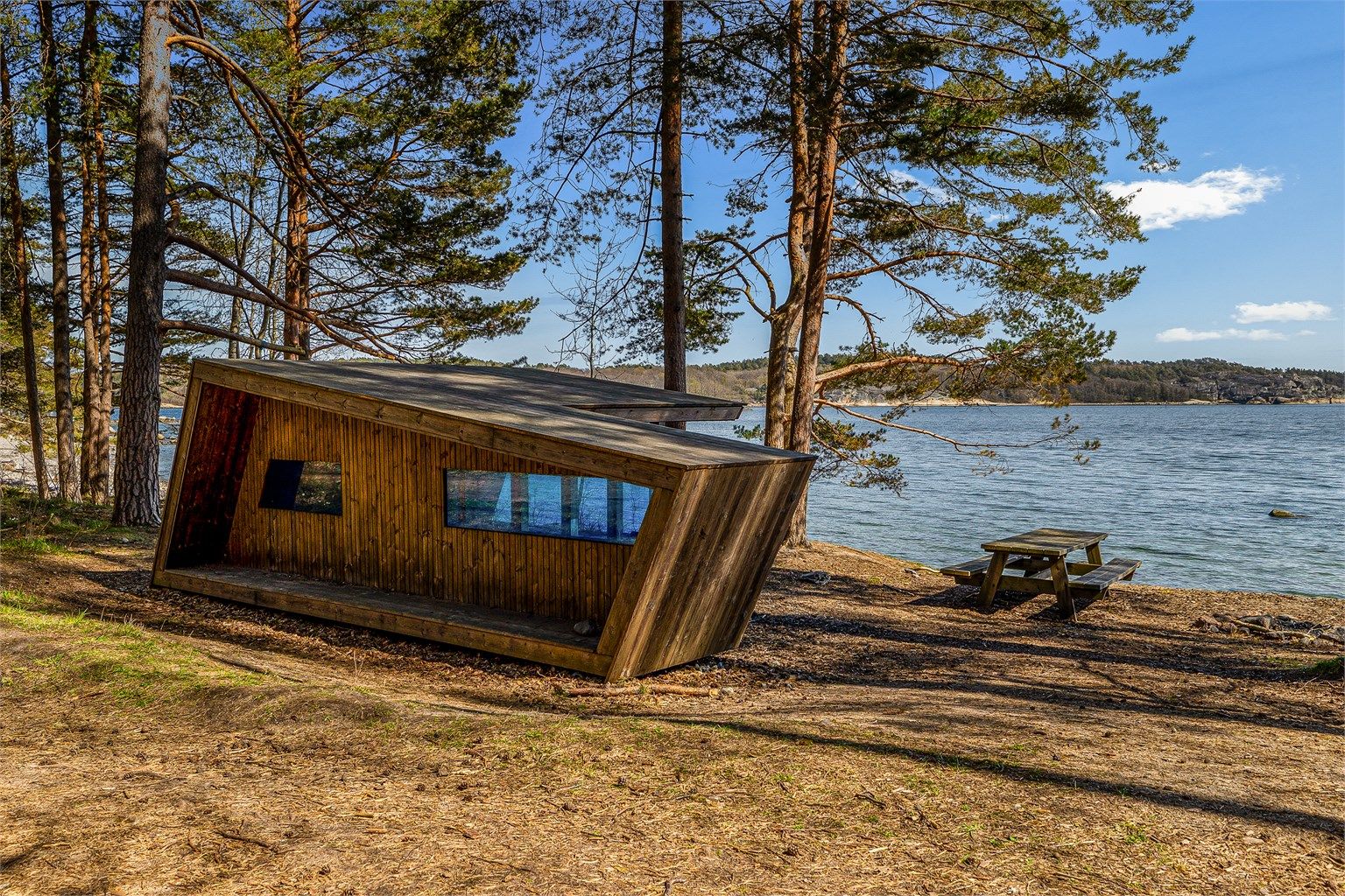 Langs kysten finnes det flere gapahuker og rasteplasser til fri benyttelse.