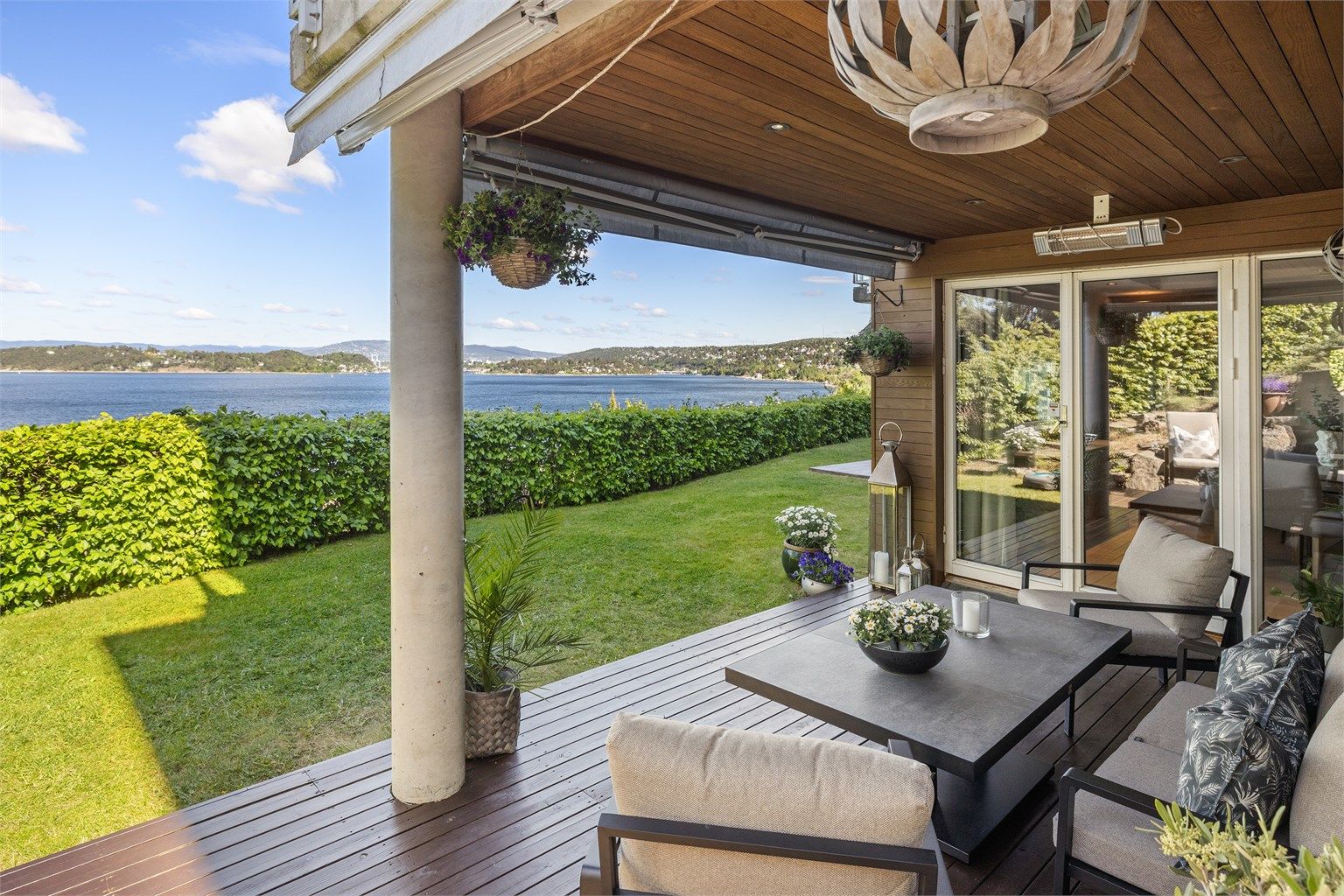 Stor, usjenert uteplass med flott utsikt. 