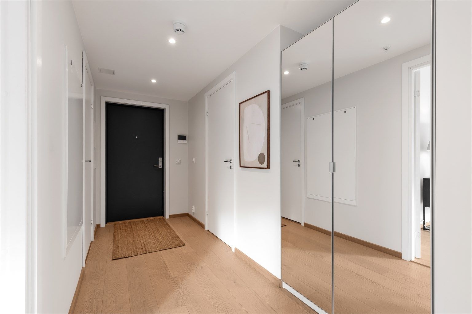 Romslig entré med plass til garderobeskap for oppbevaring av ytterklær og sko. Fra entreen kommer man videre til badet, begge soverommene, toalettrommet og stuen/kjøkkenet.