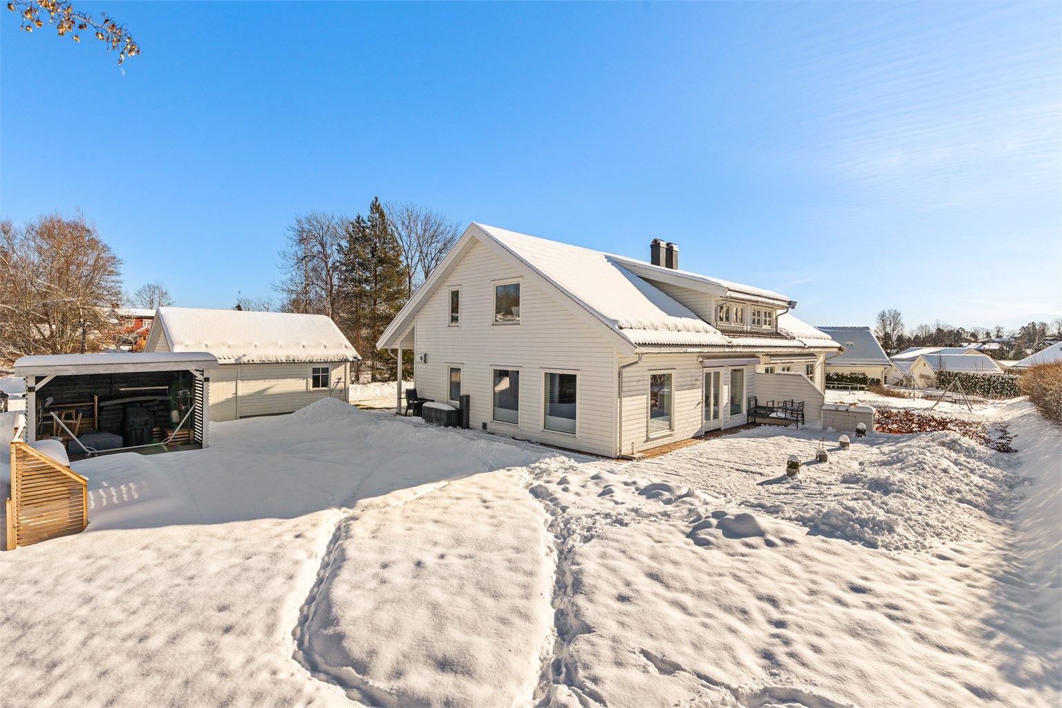 Her kan du flytte rett inn i en nyere vertikaldelt halvpart av tomannsbolig med god planløsning. Barnevennlig i stille blindvei, stor solrik terrasse og hage. Garasje m/ el-lader