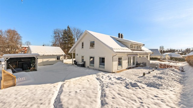 Her kan du flytte rett inn i en nyere vertikaldelt halvpart av tomannsbolig med god planløsning. Barnevennlig i stille blindvei, stor solrik terrasse og hage. Garasje m/ el-lader