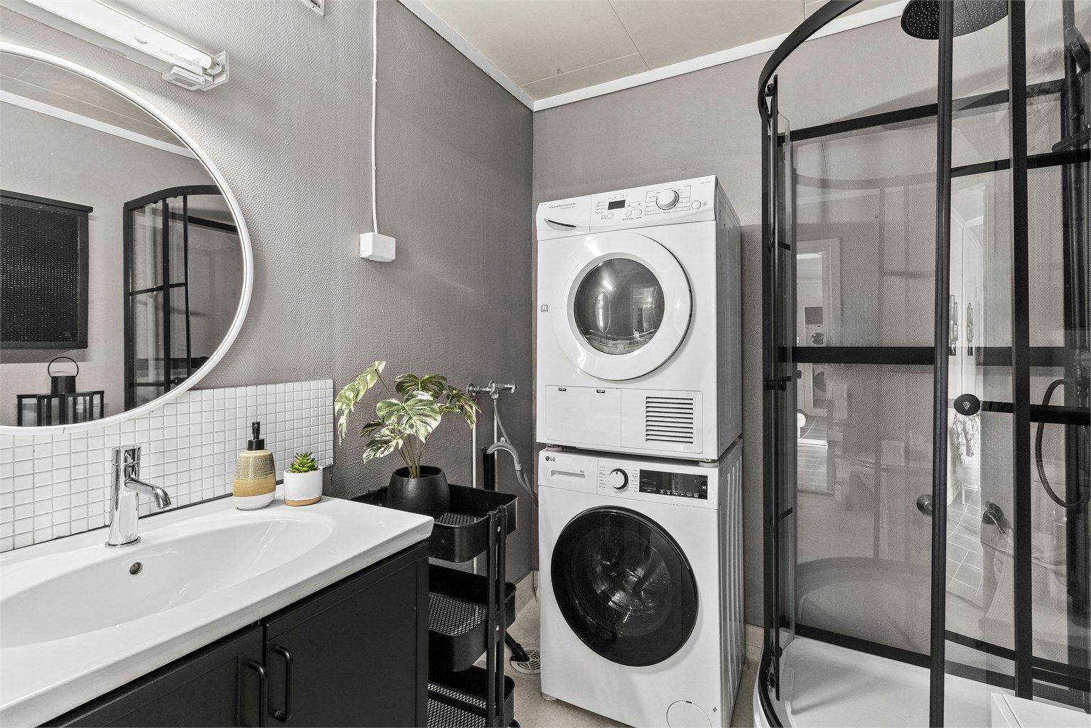  Badet er innredet med gulvstående servantinnredning, speil med overlys, dusjkabinett med dusjarmatur og gulvstående toalett. Det er opplegg for vaskemaskin.