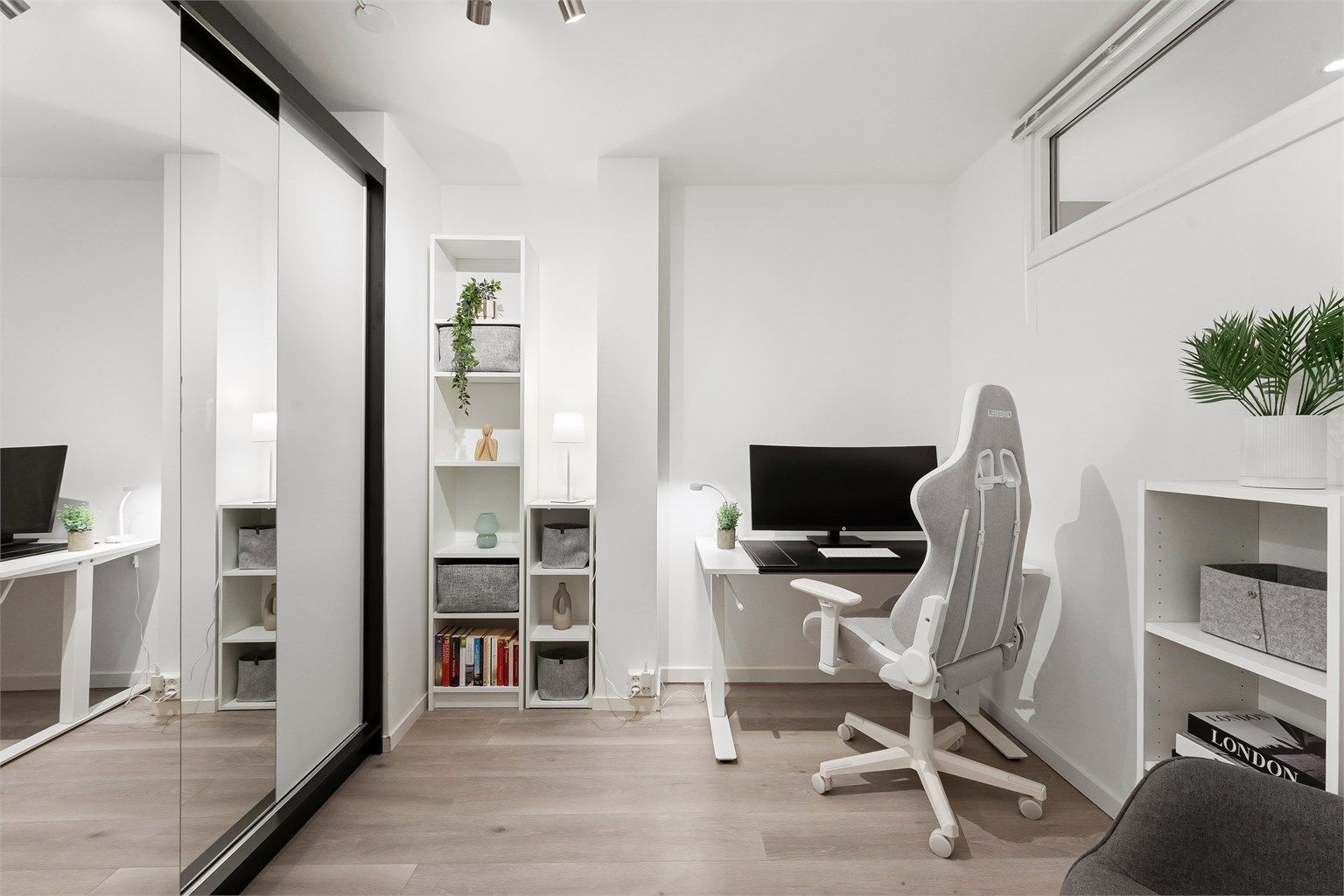 Rommet har en stor skyvedørsgarderobe med speilfronter som gir ekstra lagringsplass.