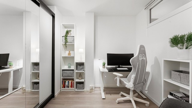 Rommet har en stor skyvedørsgarderobe med speilfronter som gir ekstra lagringsplass.
