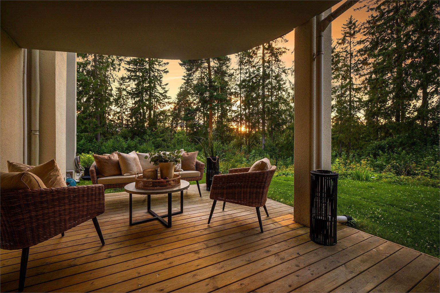 Usjenert, vestvendt markterrasse på hele 16 kvm m/ettermiddags- og kveldssol.