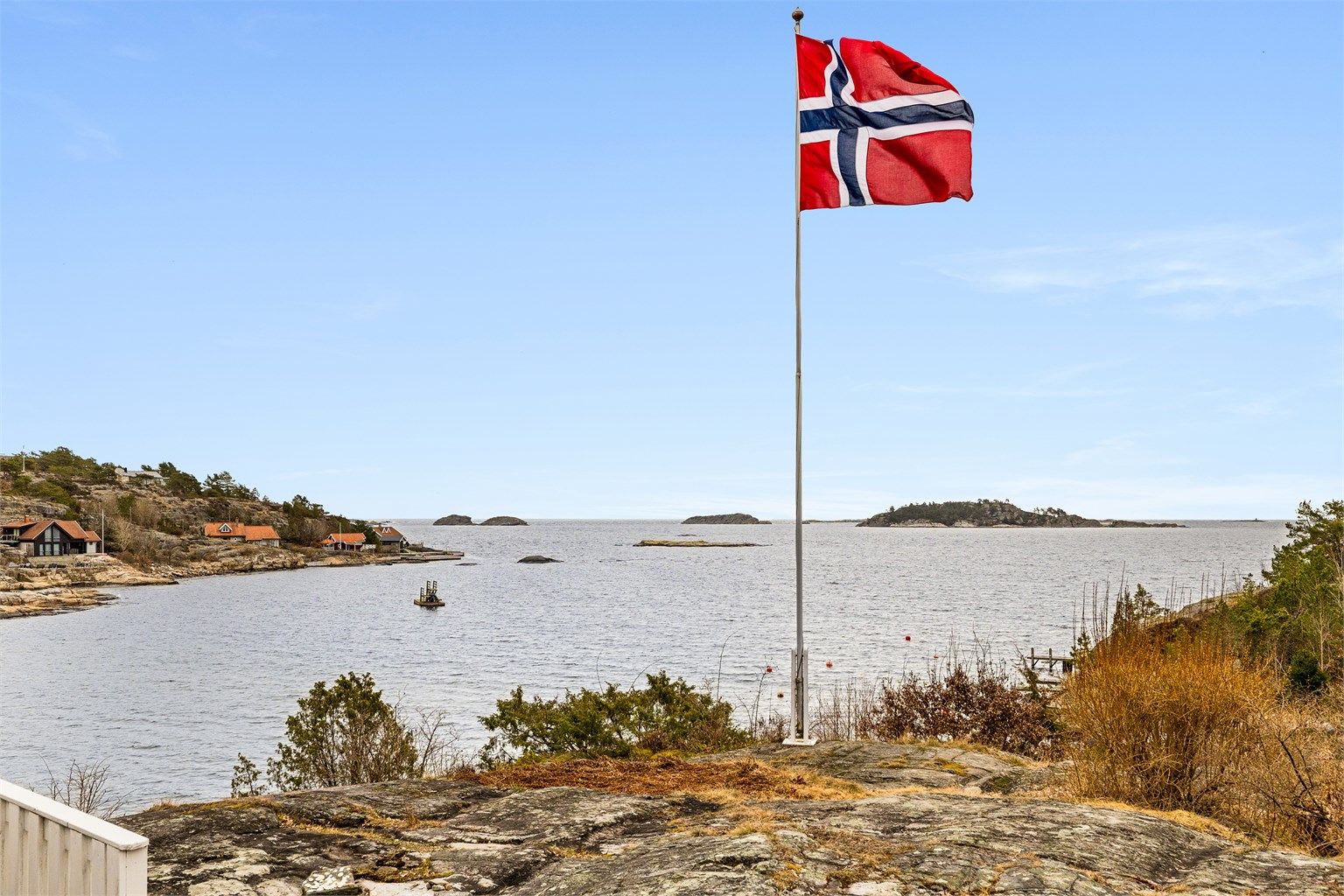 ET FANTASTISK SKUE UT MOT Skjærgården i Bamble.