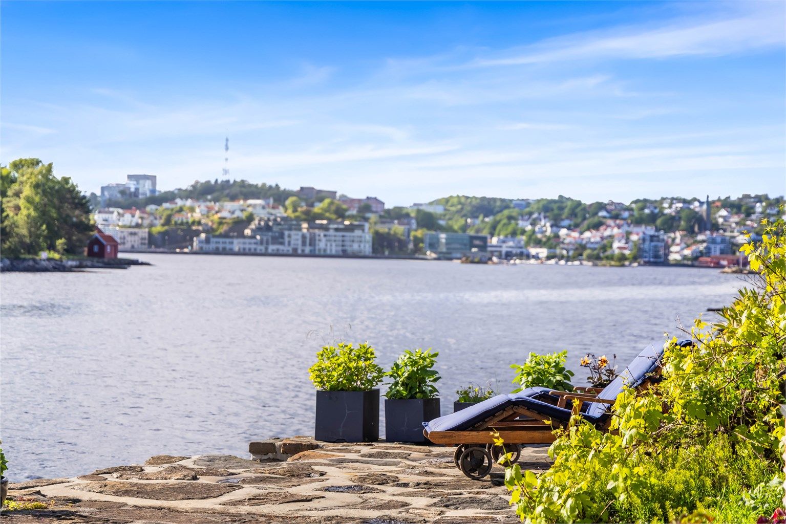 Fra uteplassen kan man følge med på båttrafikken inn og ut av Arendal med byens innseiling i front av eiendommen.