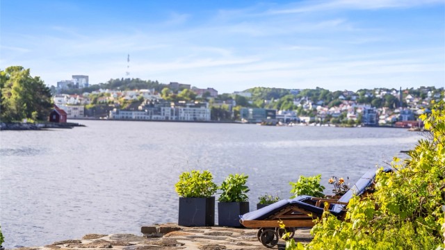 Fra uteplassen kan man følge med på båttrafikken inn og ut av Arendal med byens innseiling i front av eiendommen.