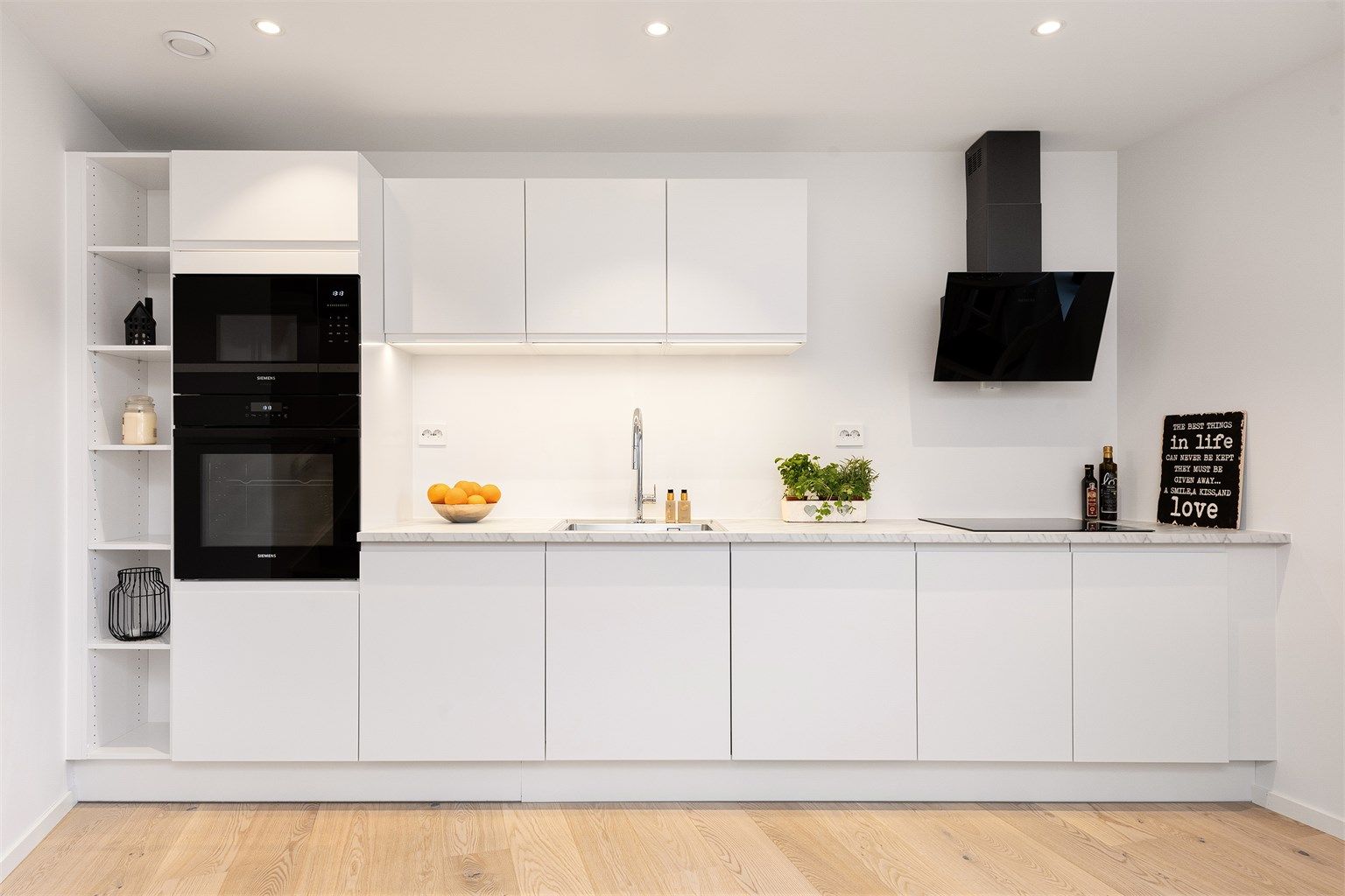 Integrerte hvitevarer som stekeovn og mikrobølgeovn er plassert i praktisk arbeidshøyde