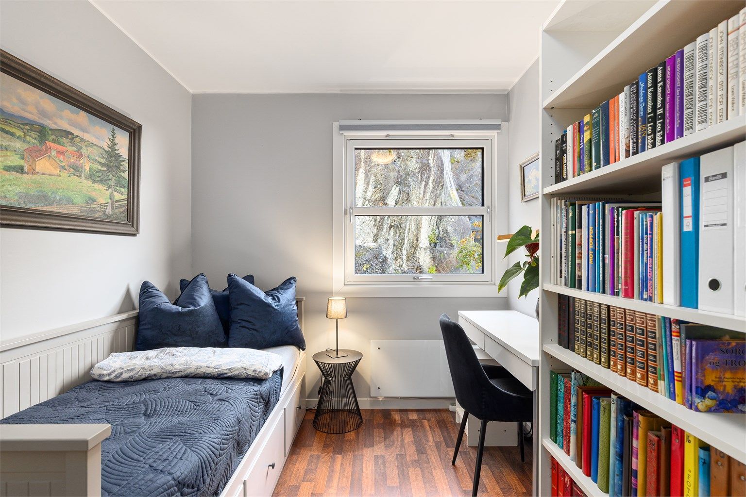 Her er det plass til skrivebord og enkeltseng og passer godt som barnerom eller gjesterom