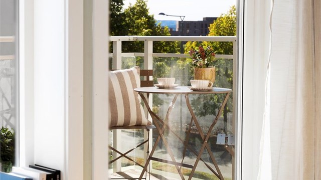 Fra stuen er det direkte utgang til den romslige balkongen -en naturlig forlengelse av stuen på varme sommerdager.