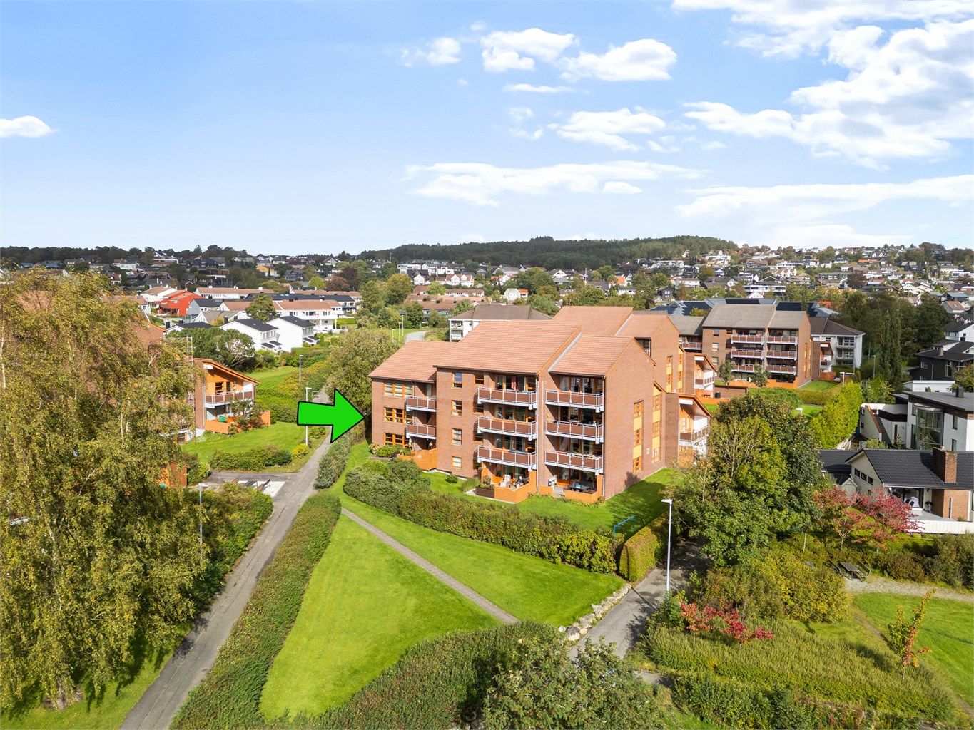 Tom Christer Hovde i Eiendomsmegler Krogsveen avd. Sandnes, inviterer til visning her i Kari Loftshus gate 34 på Hinna. Dette er en romslig og innholdsrik andels leilighet, med hele 3 soverom, eget vaskerom, gjeste wc, 2 boder m.m. En velholdt leilighet.