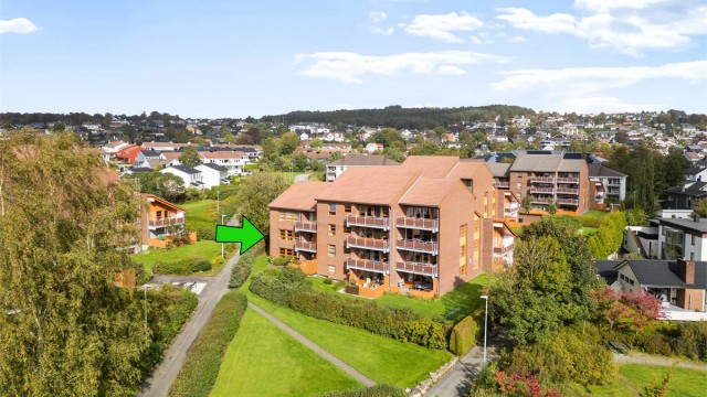 Tom Christer Hovde i Eiendomsmegler Krogsveen avd. Sandnes, inviterer til visning her i Kari Loftshus gate 34 på Hinna. Dette er en romslig og innholdsrik andels leilighet, med hele 3 soverom, eget vaskerom, gjeste wc, 2 boder m.m. En velholdt leilighet.