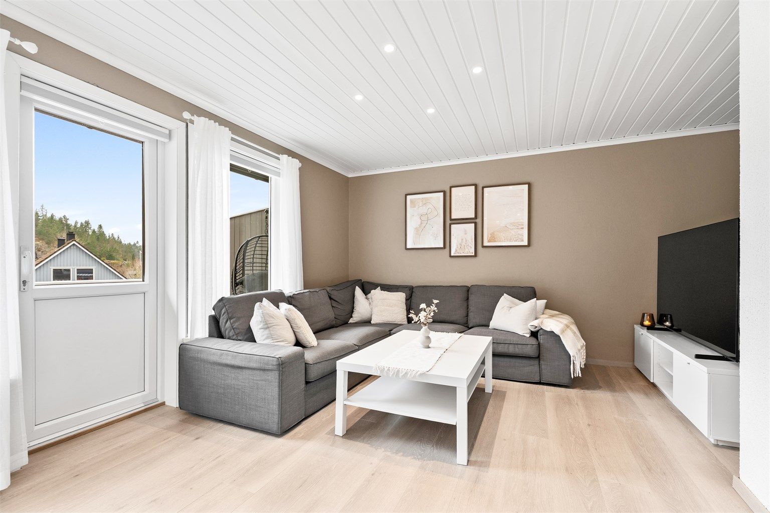 Stuen er av god størrelse med god plass til sofagruppe, tv-seksjon og tilhørende møblement. 