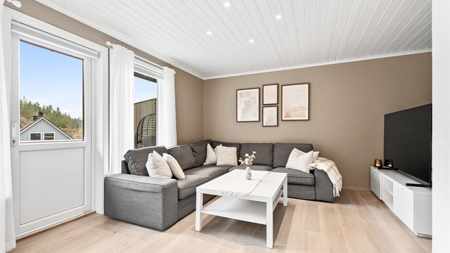 Stuen er av god størrelse med god plass til sofagruppe, tv-seksjon og tilhørende møblement.