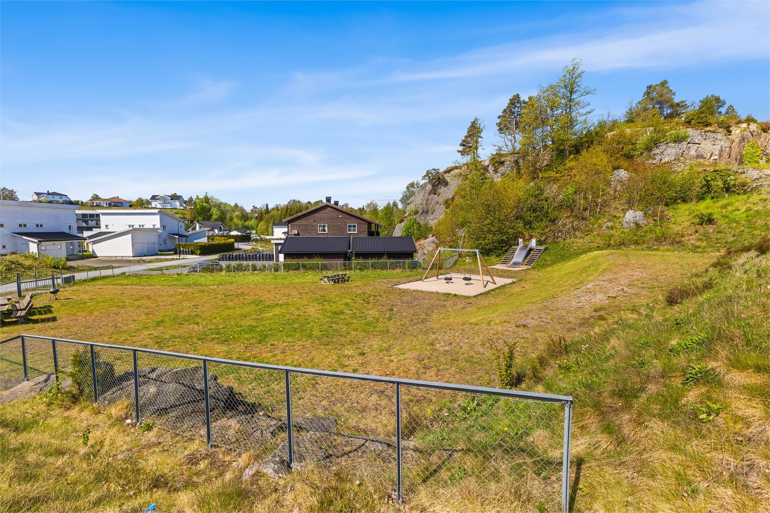 Lekeplass like over veien for eiendommen. 