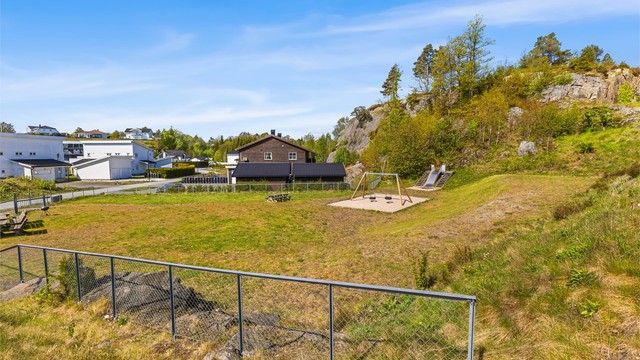 Lekeplass like over veien for eiendommen.