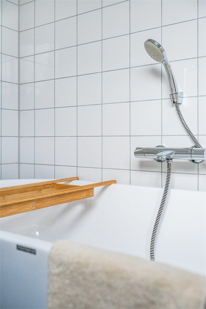 Detaljer som det moderne badekaret understreker boligens standard.