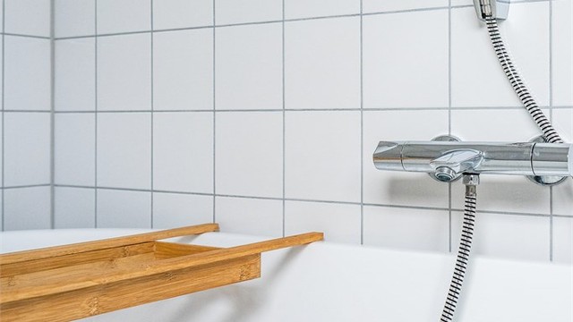 Detaljer som det moderne badekaret understreker boligens standard.