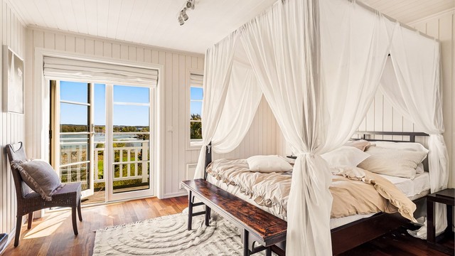 Romslig og flott hovedsoverom med utgang til både egen balkong og tilgang til bad. Her får du virkelig hotellfølelsen i eget hjem.