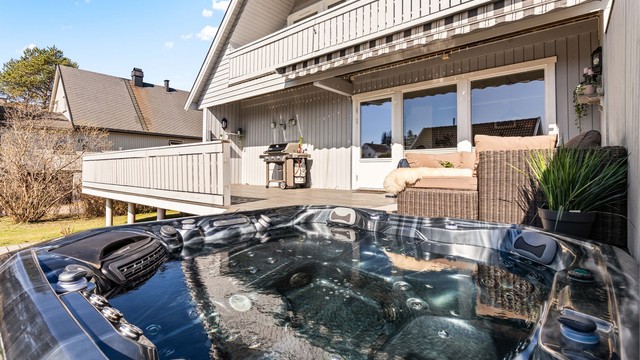 Jacuzzi kan medfølge handelen etter avtale med selger.