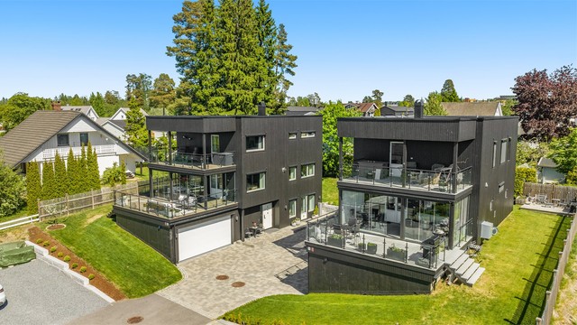 Eiendommen ligger på en liten høyde i terrenget, noe som gir gode sol- og utsiktsforhold.