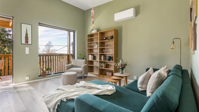 Vinduer med store flater sikrer gode lysforhold i stuen og på kjøkkenet. Innsyn er ikke et tema.