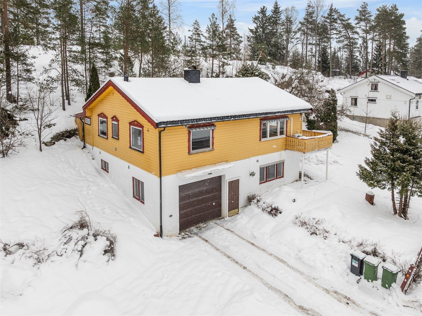 Eiendommen har en flott landlig beliggenhet i et område med spredt bebyggelse